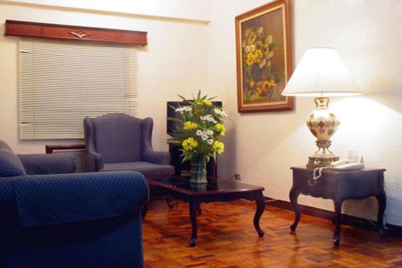 Citadel Inn Makati Макати Экстерьер фото
