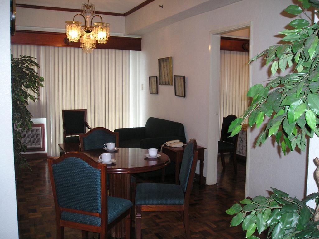 Citadel Inn Makati Макати Номер фото