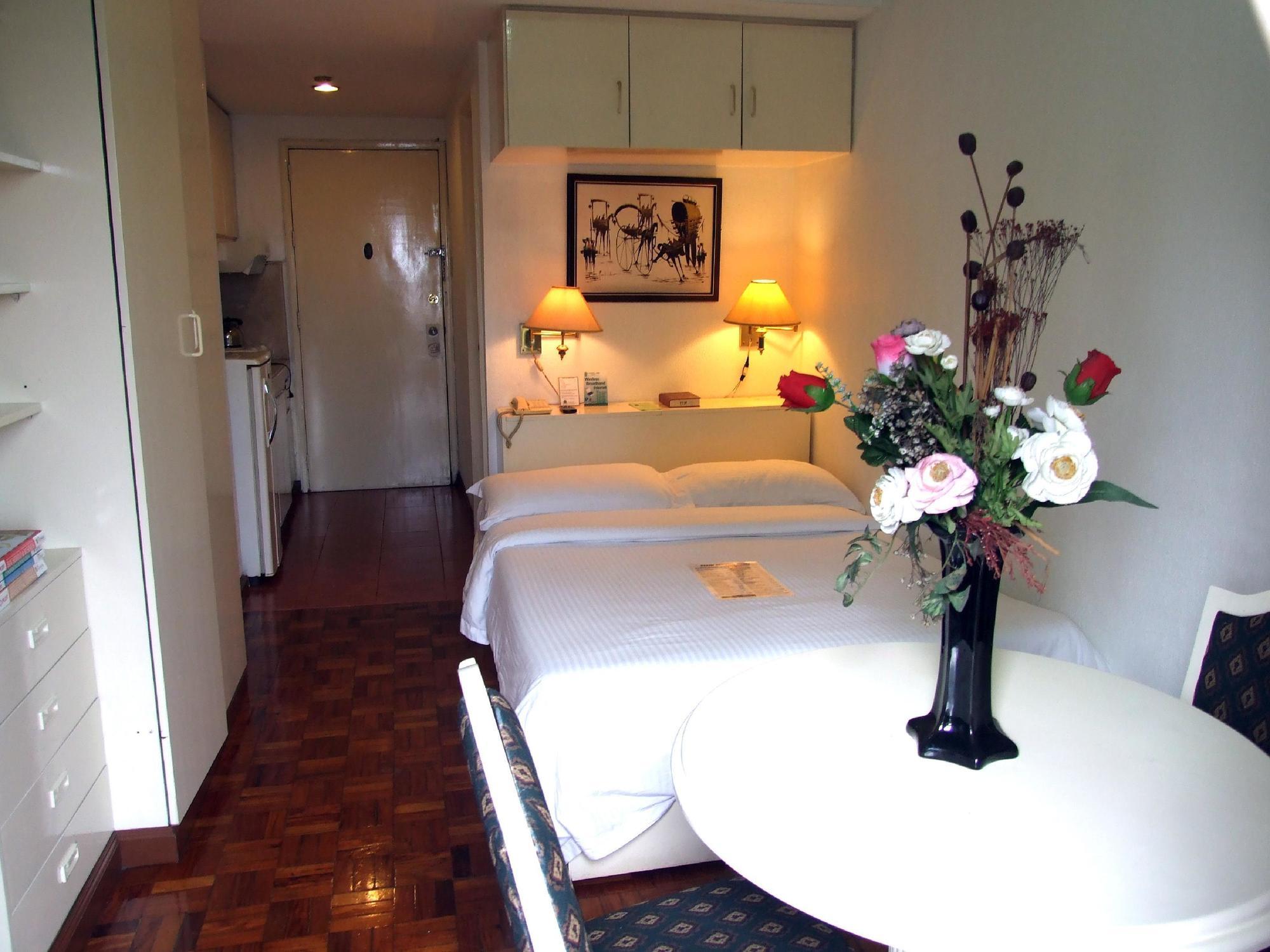 Citadel Inn Makati Макати Экстерьер фото