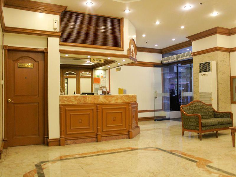 Citadel Inn Makati Макати Экстерьер фото